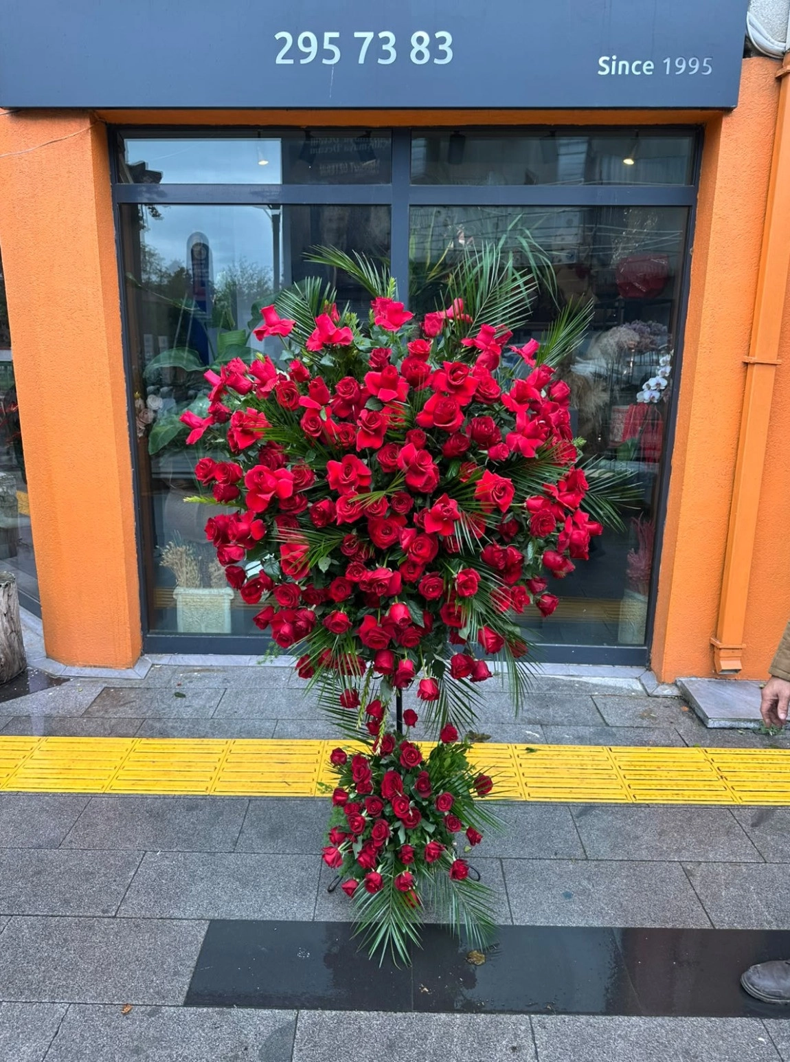 Kırmızı Güllerle Hazırlanmış Çift Katlı Gösterişli Ferforje Ayaklı Çiçek Aranjmanı