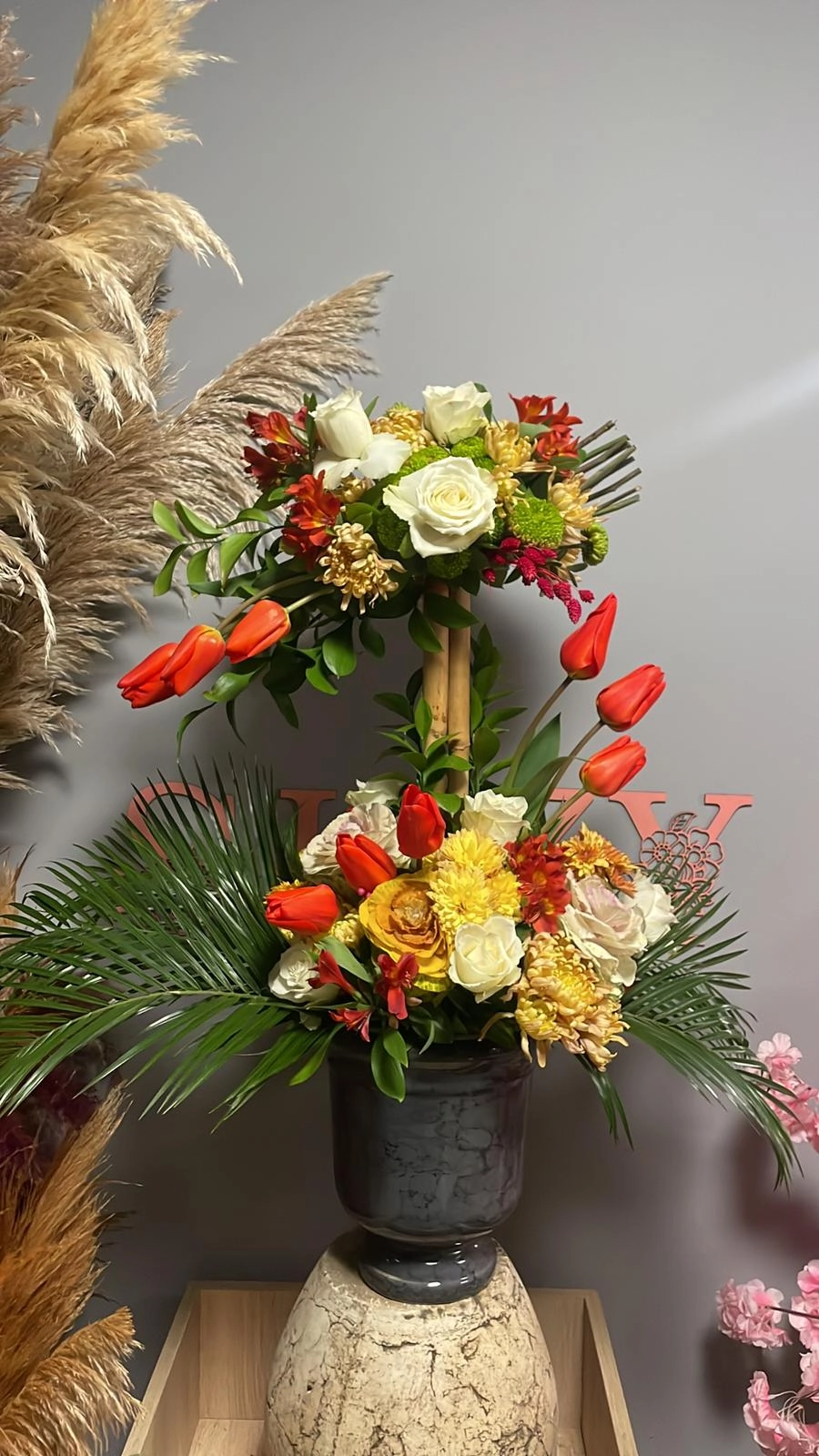 Laleler Ve Güllerle İhtişamlı Bir Sunum Aranjman