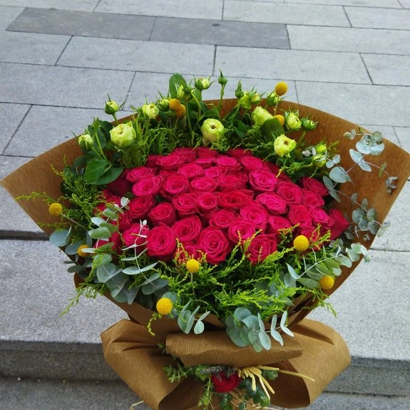 70Li̇ Kirmizi Gül Buketi̇