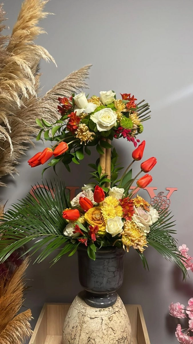 Laleler Ve Güllerle İhtişamlı Bir Sunum Aranjman