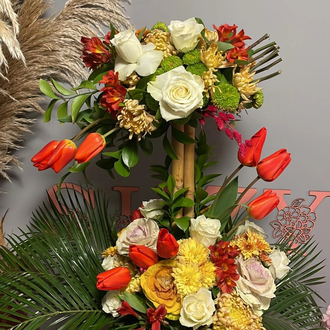 Laleler Ve Güllerle İhtişamlı Bir Sunum Aranjman