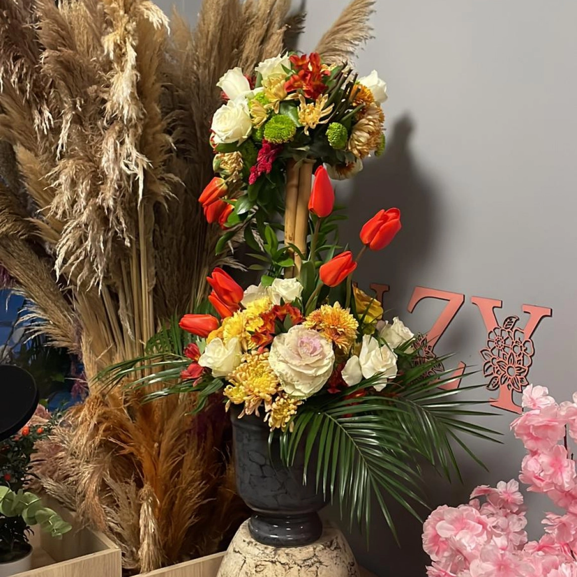 Laleler Ve Güllerle İhtişamlı Bir Sunum Aranjman