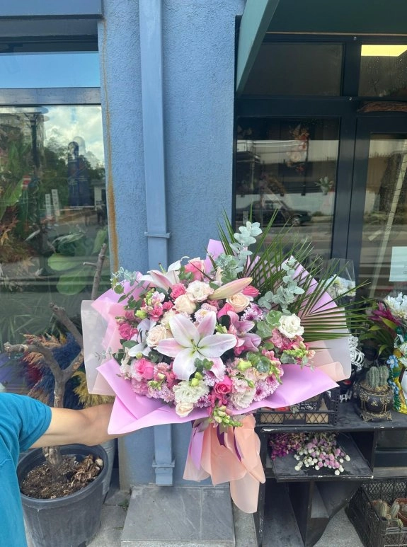 Li̇lyum Gül Renkli̇ Kasimpati Buketi̇