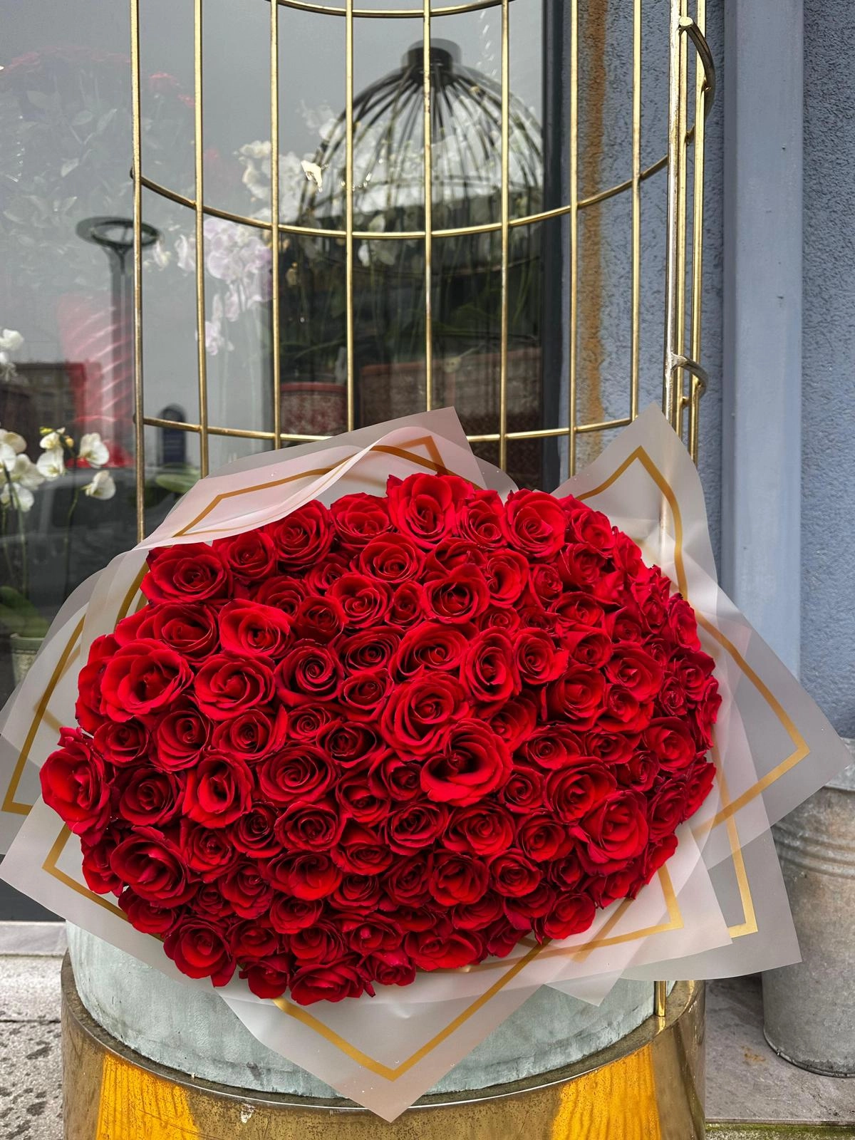 Kırmızı Güllerle Aşkın En Gösterişli Hali